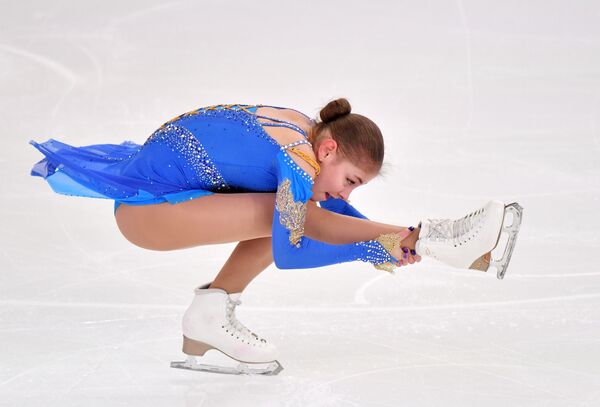 الروسية أليونا كوستورنايا خلال أدائها برنامجها الفني للتزلج على الجليد في بطولة روسيا للتزلج في سارانسك الروسية - سبوتنيك عربي