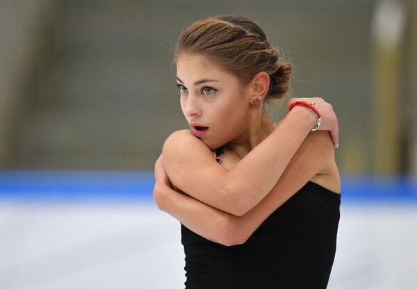 الروسية أليونا كوستورنايا خلال أدائها برنامجها الفني للتزلج في اختبارات التزلج على الجليد للسيدات في موسكو - سبوتنيك عربي