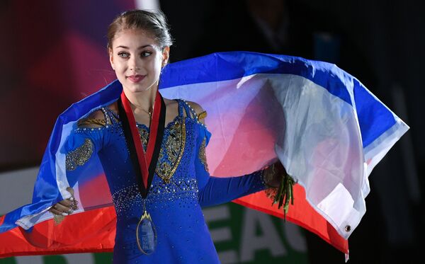 الروسية أليونا كوستورنايا الحائزة على الذهبية في بطولة الجائزة الكبرى بين المتزلجين الشباب في فانكوفر، كندا - سبوتنيك عربي