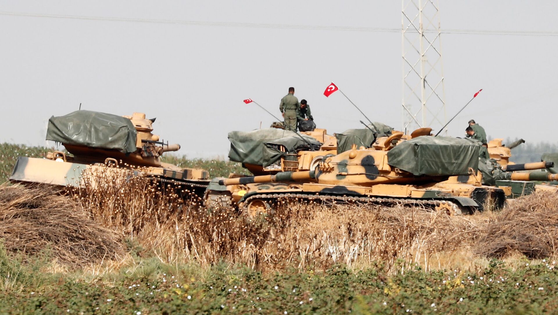 جنود أتراك يقفون فوق الدبابات بالقرب من الحدود التركية السورية - سبوتنيك عربي, 1920, 12.09.2021
