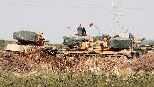 جنود أتراك يقفون فوق الدبابات بالقرب من الحدود التركية السورية - سبوتنيك عربي