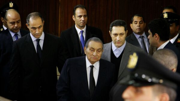 الرئيس المصري السابق حسني مبارك في الوسط مع ولديه علاء (اليسار) وجمال (اليمين) في قاعة المحكمة في أكاديمية الشرطة - سبوتنيك عربي