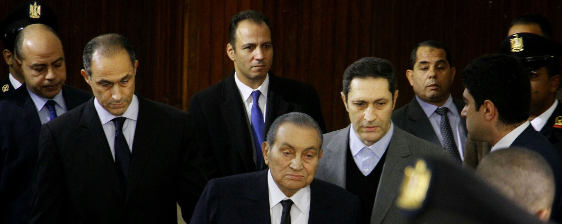 الرئيس المصري السابق حسني مبارك في الوسط مع ولديه علاء (اليسار) وجمال (اليمين) في قاعة المحكمة في أكاديمية الشرطة - سبوتنيك عربي, 1920, 11.07.2021