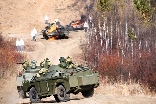 مركبات استطلاع قتالية روسية مطورة طراز بي إر دي إم في إقليم زا بايكاليه، روسيا - سبوتنيك عربي