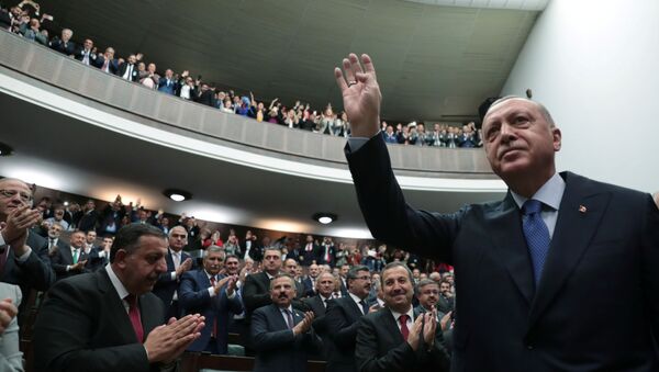 الرئيس التركي رجب طيب أردوغان يحيي أعضاء من حزب العدالة والتنمية الحاكم في أنقرة - سبوتنيك عربي