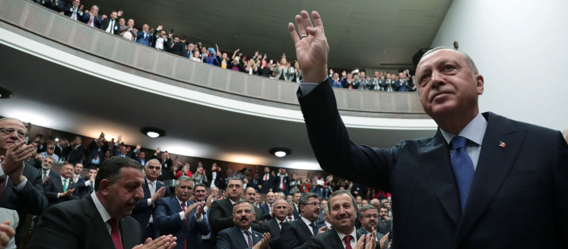 الرئيس التركي رجب طيب أردوغان يحيي أعضاء من حزب العدالة والتنمية الحاكم في أنقرة - سبوتنيك عربي, 1920, 20.04.2021