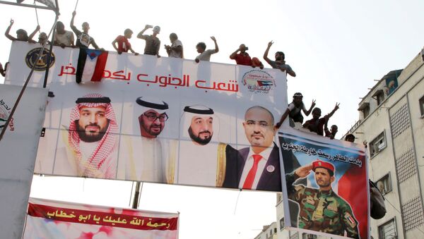 مؤيدو الانفصاليين الجنوبيين في اليمن يقفون عند لوحة أثناء مظاهرة لإظهار الدعم للإمارات العربية المتحدة وسط مواجهة مع الحكومة المدعومة من السعودية في مدينة عدن الساحلية - سبوتنيك عربي