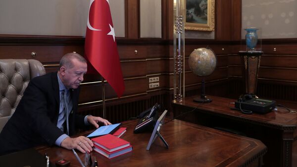 الرئيس التركي رجب طيب أردوغان يتحدث إلى وزير الدفاع خلوصي أكار على الهاتف في القصر الرئاسي في أنقرة - سبوتنيك عربي