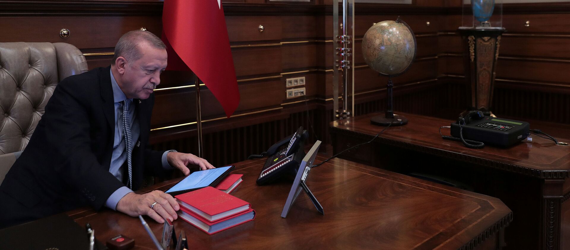 الرئيس التركي رجب طيب أردوغان يتحدث إلى وزير الدفاع خلوصي أكار على الهاتف في القصر الرئاسي في أنقرة - سبوتنيك عربي, 1920, 04.04.2021