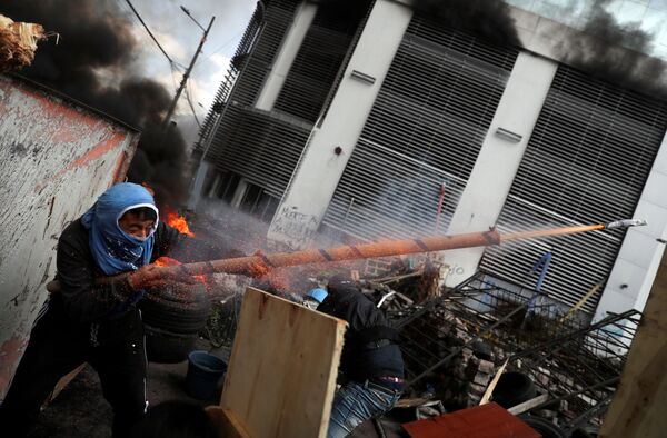 متظاهر يطلق أسلحة محلية الصنع خلال احتجاجات في كيتو، الإكوادور 12 أكتوبر 2019 - سبوتنيك عربي