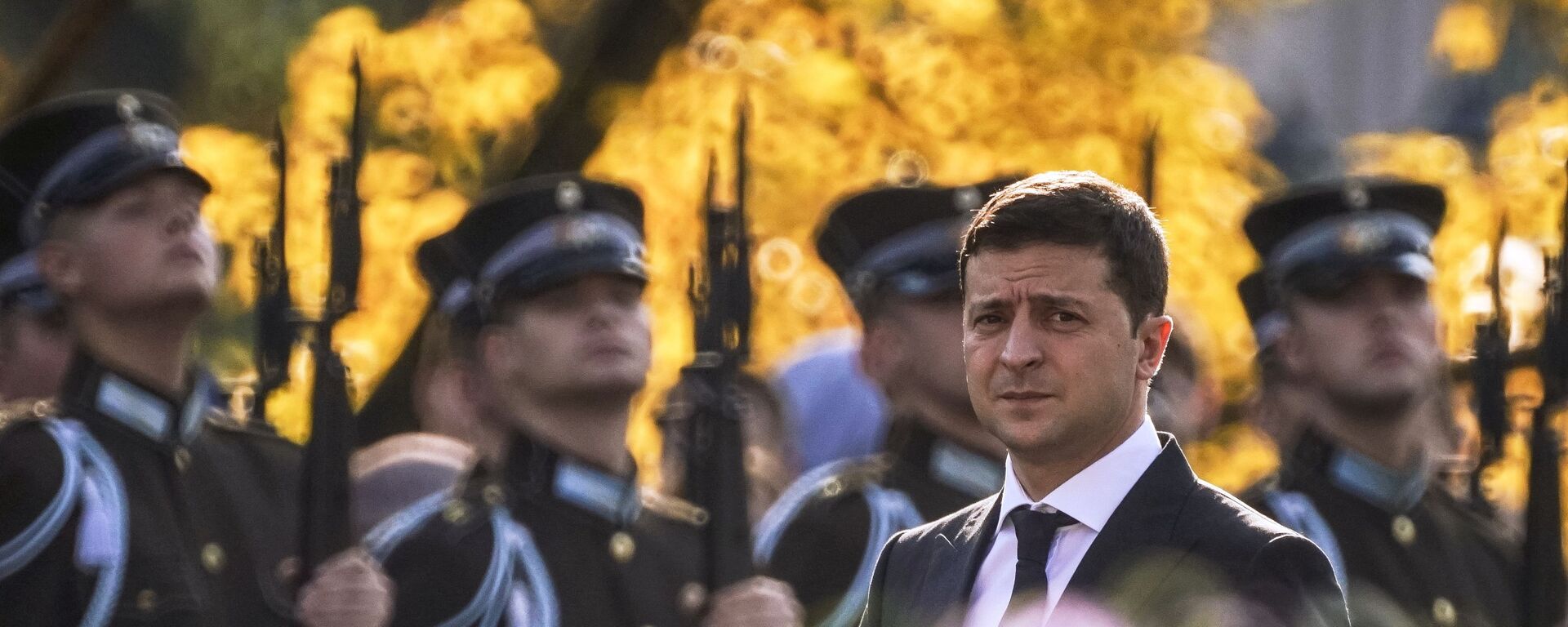 رئيس أوكرانيا فلاديمير زيلينسكي خلال مراسم وضع أكاليل الزهور أمام نصب الحرية في ريغا، لاتفيا 16 أكتوبر 2019 - سبوتنيك عربي, 1920, 13.02.2022