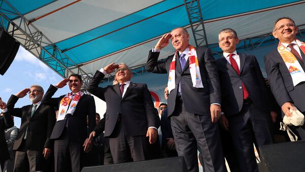 أردوغان يؤدي التحية العسكرية - سبوتنيك عربي