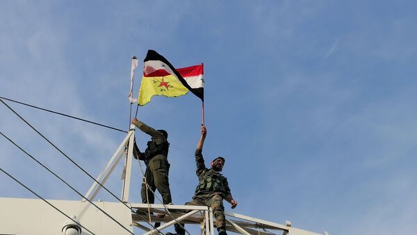 سبوتنيك تواكب رفع علم سوريا وقسد على معبر عين العرب الحدودي - سبوتنيك عربي