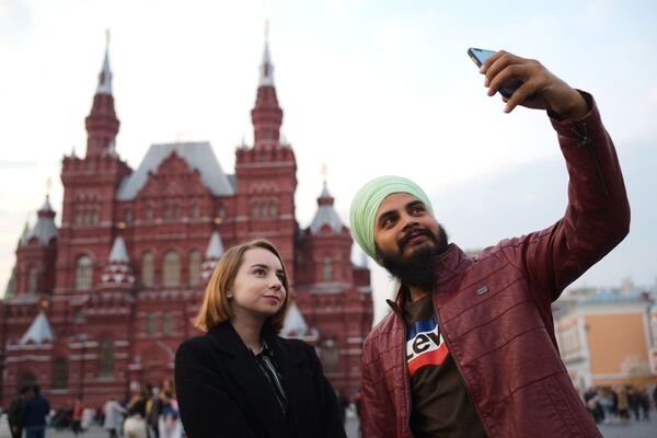سائح يلتقط صورة سيلفي على الساحة الحمراء في موسكو - سبوتنيك عربي