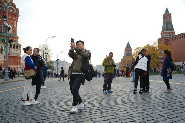سائح يلتقط صورة سيلفي على الساحة الحمراء في موسكو - سبوتنيك عربي