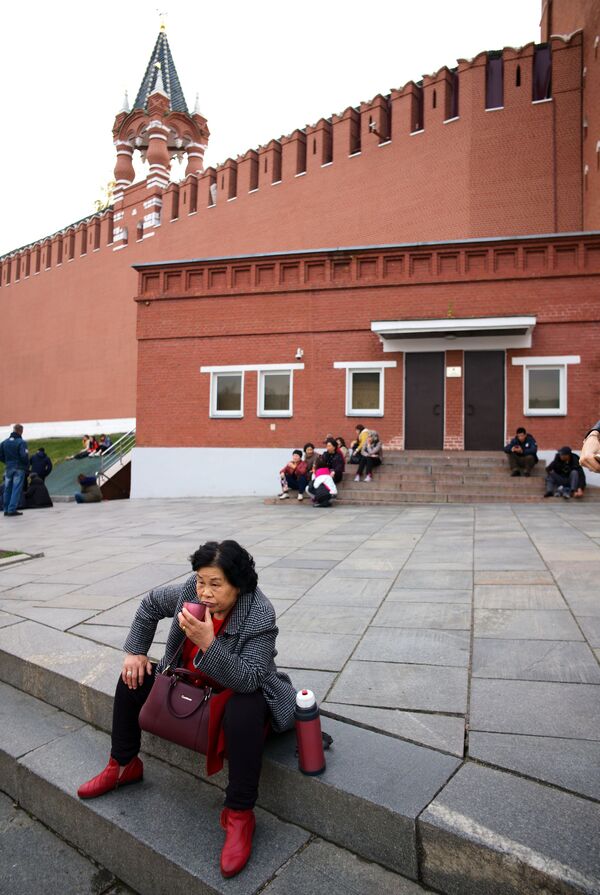سائحة تلتقط صورة على الساحة الحمراء في موسكو - سبوتنيك عربي