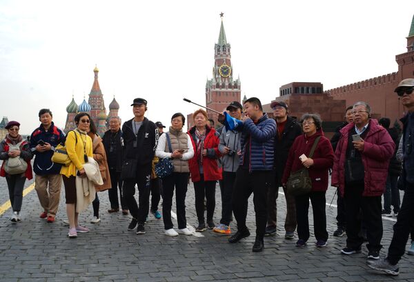 سياح يلتقطون صور على الساحة الحمراء في موسكو - سبوتنيك عربي