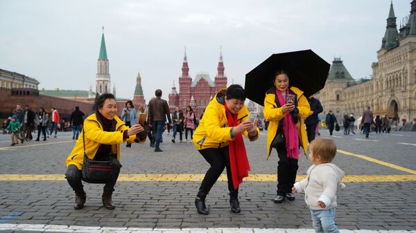 سياح يلتقطون صور على الساحة الحمراء في موسكو - سبوتنيك عربي