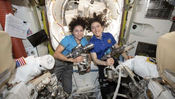 سجلت رائدتا الفضاء كريستينا كوتش وجيسيكا مير التابعتان لوكالة ناسا للعلوم الفضاء الأمريكية، إنجازا تاريخيا بإتمــام أول مهمة نسائيــة بحتة خارج مركبة في الفضاء. - سبوتنيك عربي
