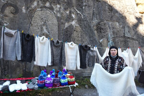 امرأة تبيع الهدايا التذكارية في أراضي الحديقة الطبيعية الوطنية بري إلبروسيه في قبردينو بلقاريا - سبوتنيك عربي