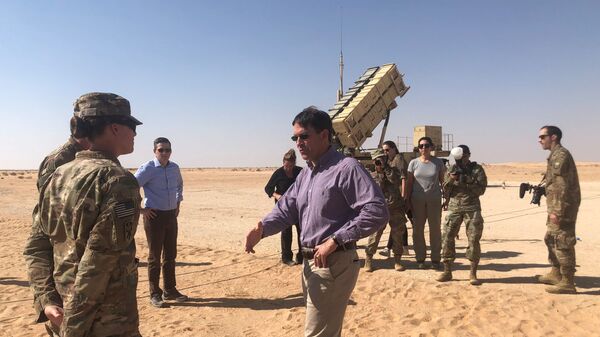 وزير الدفاع الأمريكي مارك إسبر خلال زيارة القوات الأمريكية في قاعدة الأمير سلطان العسكرية في السعودية - سبوتنيك عربي