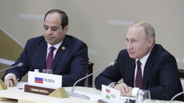 يحضر الرئيس الروسي فلاديمير بوتين والرئيس المصري عبد الفتاح السيسي اجتماعًا مع ممثلي المنظمات الإقليمية الأفريقية في مؤتمر القمة والمنتدى الاقتصادي الروسي-الأفريقي لعام 2019 في سوتشي - سبوتنيك عربي
