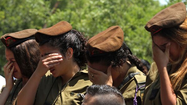 مجنديات إسرائيليات أثناء تشييع جنازة قائد في لواء الجولاني تزافرير بار أور  - سبوتنيك عربي