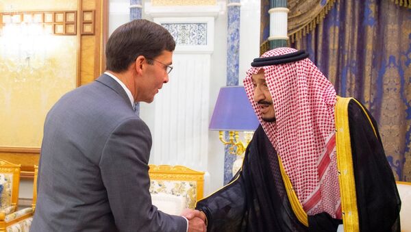 العاهل السعودي سلمان يصافح وزير الدفاع الأمريكي مارك إسبر في الرياض - سبوتنيك عربي