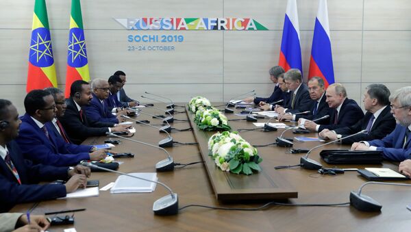 الرئيس الروسي فلاديمير بوتين ورئيس الوزراء الإثيوبي آبي أحمد خلال اجتماع على هامش القمة الروسية الأفريقية في سوتشي - سبوتنيك عربي