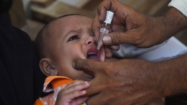 طفل يتلقى لقاح لعلاج شلل الأطفال - سبوتنيك عربي