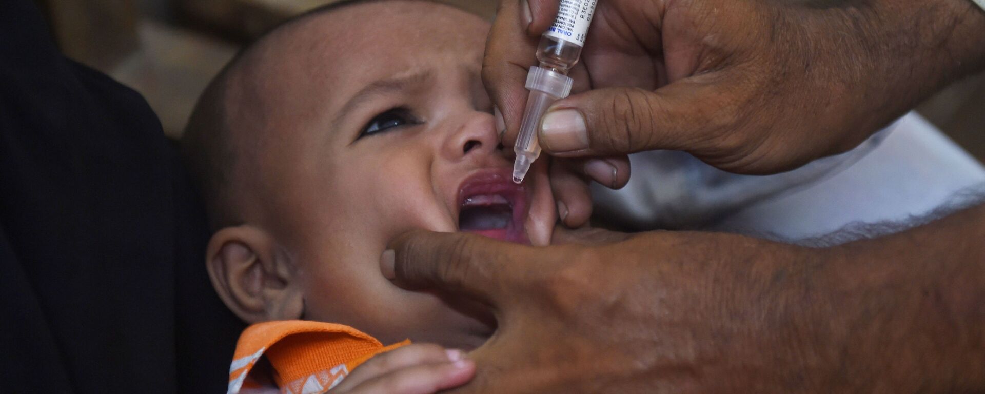طفل يتلقى لقاح لعلاج شلل الأطفال - سبوتنيك عربي, 1920, 28.12.2022