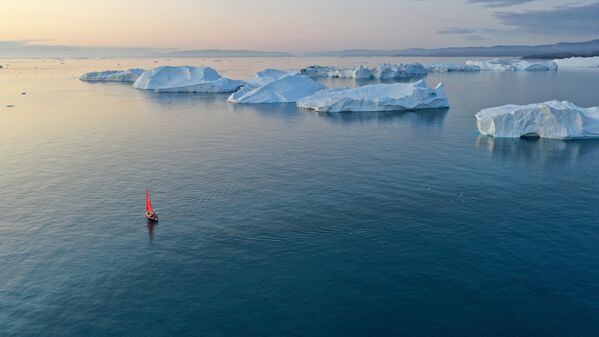 يخت بيوتر الأول (بطرس الأول)  يبحر بجوار جبل جليدي في مياه جزيرة غرينلاند كجزء من بعثة الشركة الروسية روسارك - سبوتنيك عربي