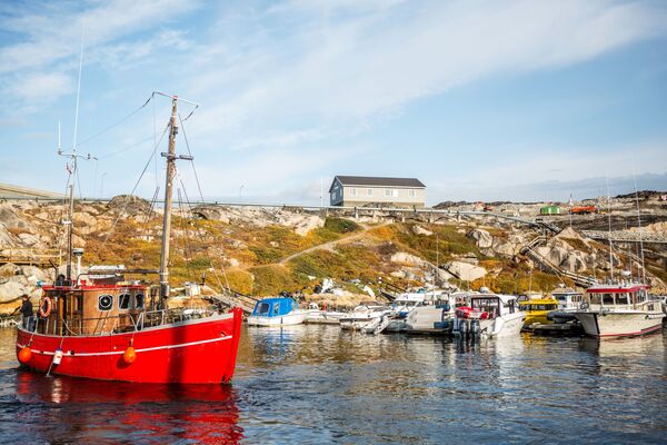 مرفأ للقوارب في مدينة ايلوليسات في جزيرة غرينلاند - سبوتنيك عربي
