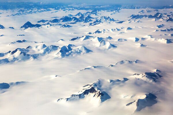 جبال مغطاة بالثلج في جزيرة غرينلاند - سبوتنيك عربي