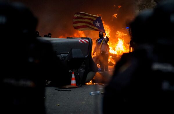 أحد المشاركين في احتجاجات برشلونة المؤيدة لاستقلال إقليم كتالونيا واحتجاجا على حكم بسجن 9 من قادة الانفصال، إسبانيا 18 أكتوبر 2019 - سبوتنيك عربي