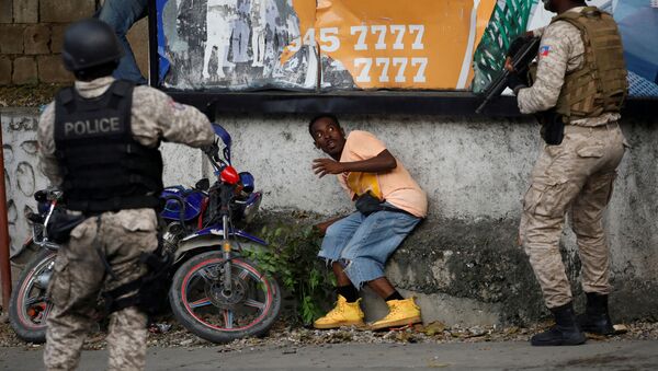 ضباط الشرطة والمتظاهر في شوارع بيتيون-فيل، بورت-أو-برنس، هايتي 20 أكتوبر 2019 - سبوتنيك عربي