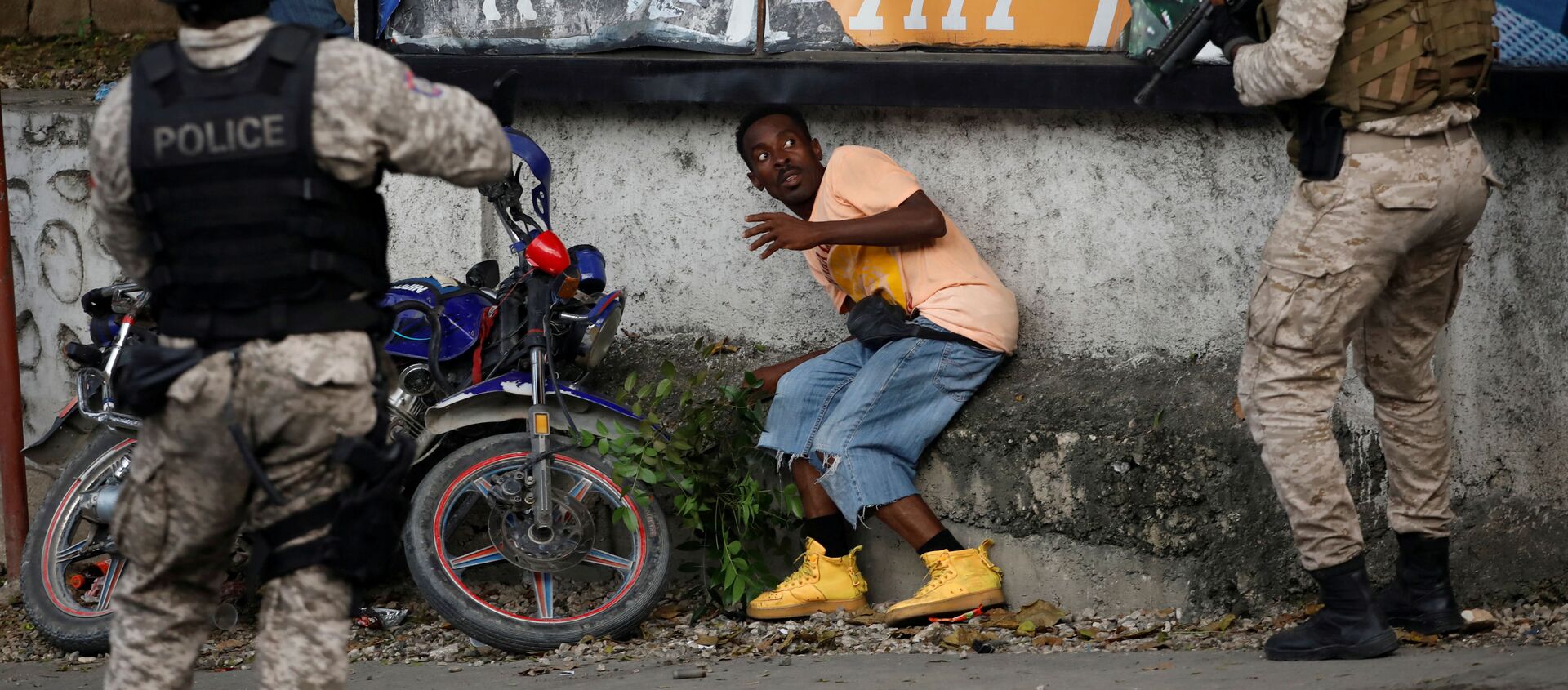 ضباط الشرطة والمتظاهر في شوارع بيتيون-فيل، بورت-أو-برنس، هايتي 20 أكتوبر 2019 - سبوتنيك عربي, 1920, 18.11.2019