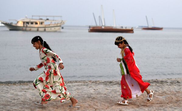 فتيات يركضن على طول شاطئ جزيرة دلما، الإمارات العربية المتحدة 21 أكتوبر 2019 - سبوتنيك عربي