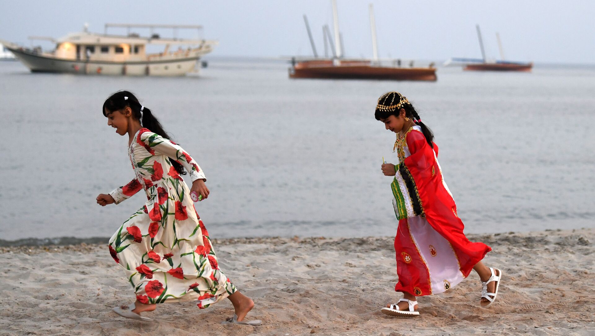 Девочки бегут по берегу острова Далма, ОАЭ - سبوتنيك عربي, 1920, 11.10.2021