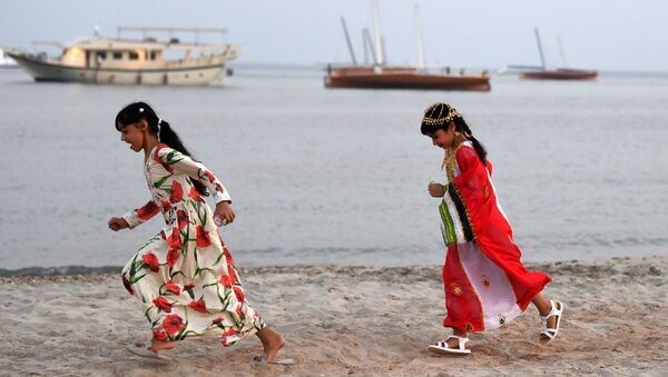 Девочки бегут по берегу острова Далма, ОАЭ - سبوتنيك عربي