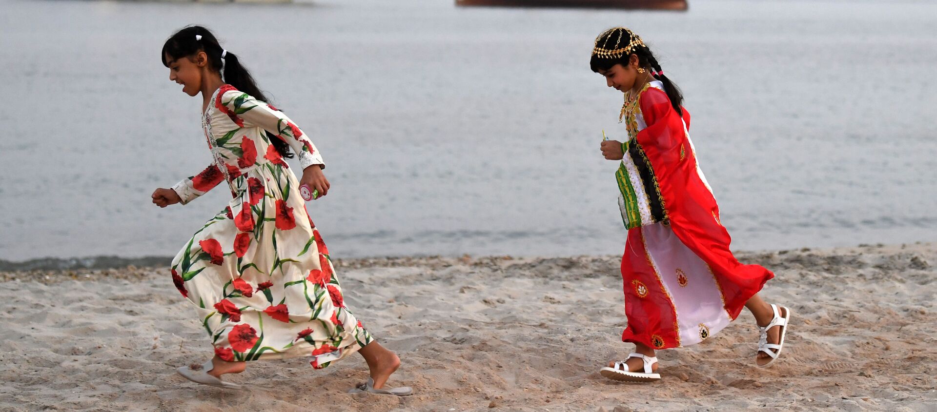 Девочки бегут по берегу острова Далма, ОАЭ - سبوتنيك عربي, 1920, 11.10.2021