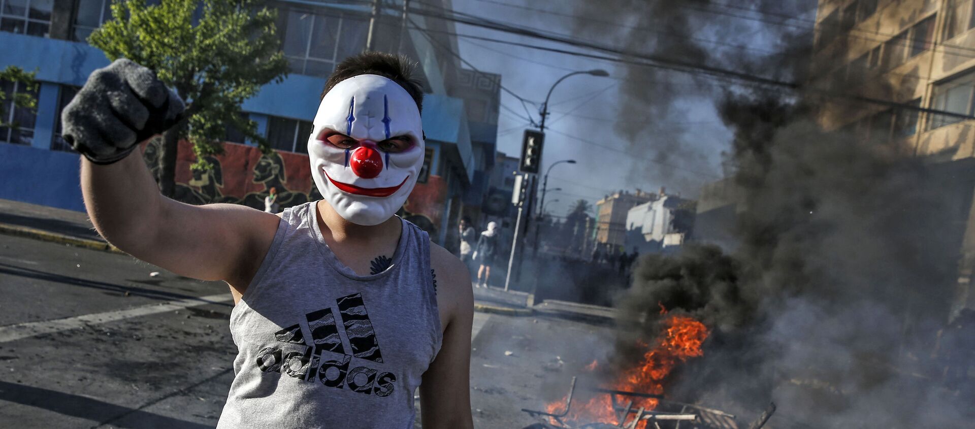 متظاهر ملثم أثناء تجدد الاحتجاجات في سانتياغو بعد مقتل اثنين من المتظاهرين، تشيلي 20 أكتوبر 2019 - سبوتنيك عربي, 1920, 07.02.2021