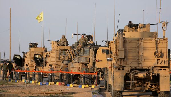 جنود أمريكيون يقفون بالقرب من شاحنات عسكرية في حقل العمر في دير الزور - سبوتنيك عربي