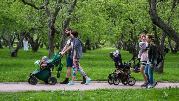عائلات في حديقة كولومينسكوي، روسيا - سبوتنيك عربي