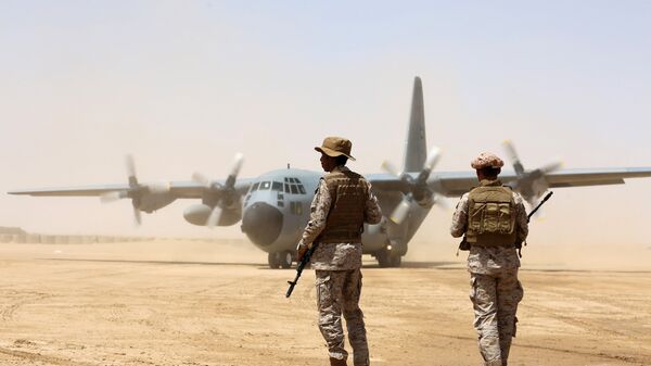 جنود سعوديون يقفون قبل تفريغ إمدادات الإغاثة من طائرة شحن تابعة للقوات الجوية السعودية في مطار بمحافظة مأرب بوسط اليمن، 12 مارس/آذار 2018 - سبوتنيك عربي