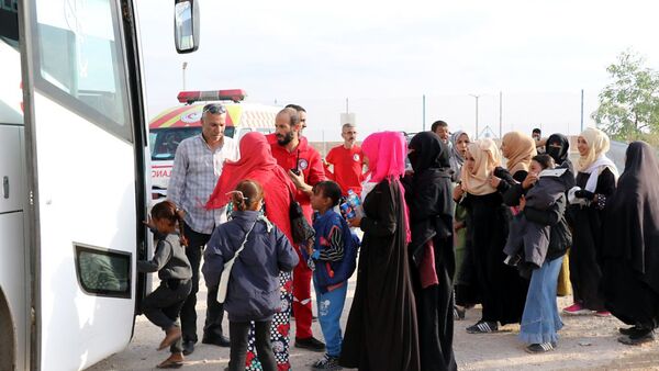 الهلال الأحمر السوري ينقذ عائلات سورية من الجيش التركي، 26 أكتوبر/تشرين الأول 2019 - سبوتنيك عربي