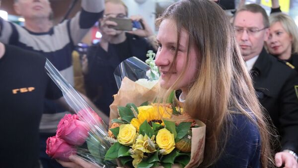 وصول المواطنة الروسية المفرج عنها، ماريا بوتينا إلى مطار شيريميتيفو  - سبوتنيك عربي