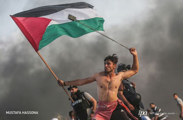 صورة بعنوان مسيرات العودة (Palestinian rights of return protests)، للمصور مصطفة حسونة، الفائز في فئة أفضل مصور صحفي/ محرر لهذا العام، ضمن جوائز المحترفين للمسابقة الدولية للتصوير لعام 2019 - سبوتنيك عربي