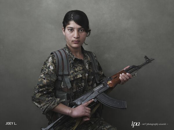 صورة بعنوان خرجنا من النار: المقاوكة الكردية ضد داعش (We Came From Fire: Kurdistan's Armed Struggle Against ISIS)، للمصور جوي إل، الفائز في فئة أفضل مصور للكتاب لهذا العام، ضمن جوائز المحترفين للمسابقة الدولية للتصوير لعام 2019 - سبوتنيك عربي