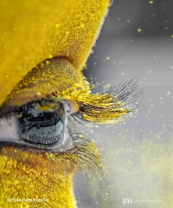 صورة بعنوان محاط باللون الأصفر (Surrounded by yellow)، للمصور سريتام كومار سيذي، الفائز في فئة أفضل مصور المناسبات لهذا العام، ضمن جوائز غير المحترفين للمسابقة الدولية للتصوير لعام 2019 - سبوتنيك عربي
